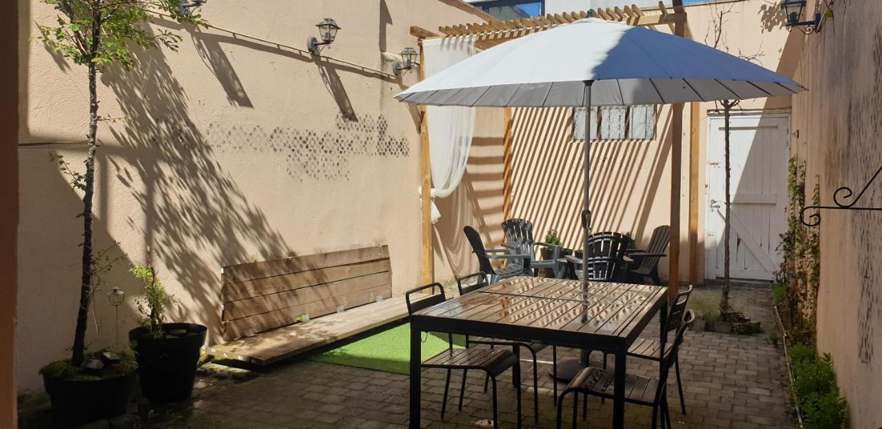 Le Patio Belle Maison En Plein Centre Ville, Avec Grande Terrasse Au Calme Μπαστόν Εξωτερικό φωτογραφία
